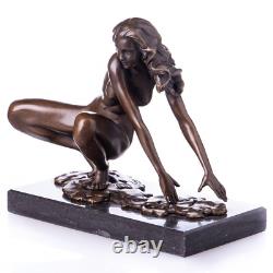 Sculpture d'une femme nue en bronze sur socle en marbre noir d'après Cesaro