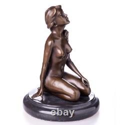 Sculpture d'une femme nue en bronze sur socle en marbre noir d'après Nick
