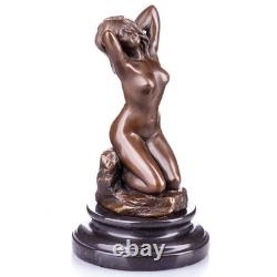 Sculpture d'une femme nue en bronze sur un socle en marbre noir Signée
