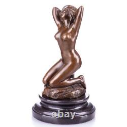 Sculpture d'une femme nue en bronze sur un socle en marbre noir Signée