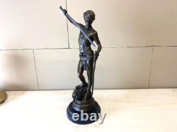 Sculpture de David en bronze sur un socle en marbre noir d'après Antonin Mercier