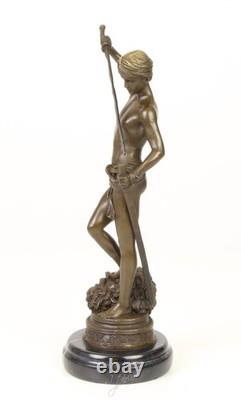 Sculpture de David en bronze sur un socle en marbre noir d'après Antonin Mercier