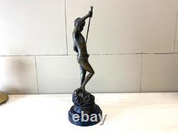 Sculpture de David en bronze sur un socle en marbre noir d'après Antonin Mercier