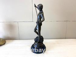 Sculpture de David en bronze sur un socle en marbre noir d'après Antonin Mercier