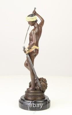 Sculpture de David en bronze sur un socle en marbre noir d'après Antonin Mercier