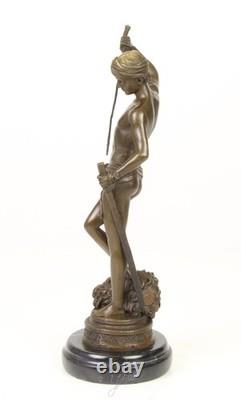Sculpture de David en bronze sur un socle en marbre noir d'après Antonin Mercier