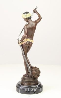 Sculpture de David en bronze sur un socle en marbre noir d'après Antonin Mercier