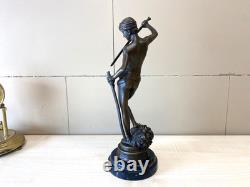 Sculpture de David en bronze sur un socle en marbre noir d'après Antonin Mercier