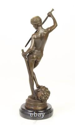 Sculpture de David en bronze sur un socle en marbre noir d'après Antonin Mercier