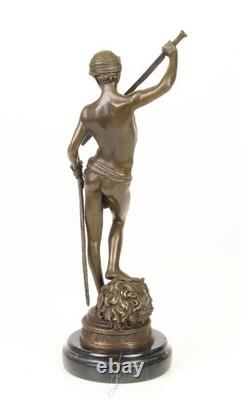 Sculpture de David en bronze sur un socle en marbre noir d'après Antonin Mercier