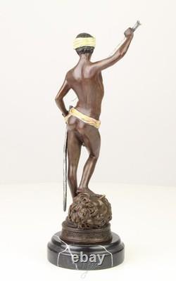 Sculpture de David en bronze sur un socle en marbre noir d'après Antonin Mercier
