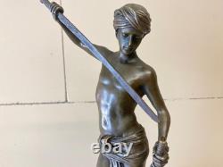 Sculpture de David en bronze sur un socle en marbre noir d'après Antonin Mercier