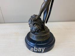 Sculpture de David en bronze sur un socle en marbre noir d'après Antonin Mercier