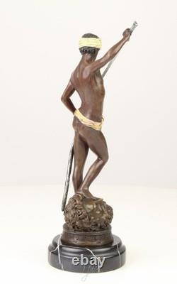 Sculpture de David en bronze sur un socle en marbre noir d'après Antonin Mercier