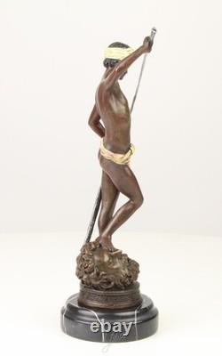 Sculpture de David en bronze sur un socle en marbre noir d'après Antonin Mercier