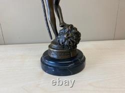 Sculpture de David en bronze sur un socle en marbre noir d'après Antonin Mercier