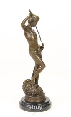Sculpture de David en bronze sur un socle en marbre noir d'après Antonin Mercier