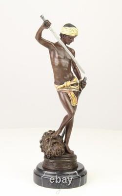 Sculpture de David en bronze sur un socle en marbre noir d'après Antonin Mercier
