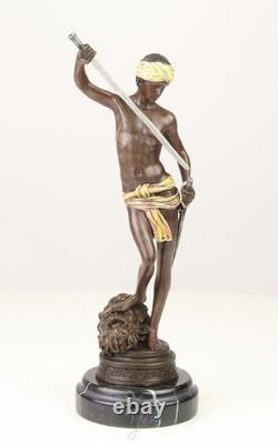 Sculpture de David en bronze sur un socle en marbre noir d'après Antonin Mercier