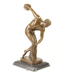 Sculpture de Discoboles de myron en bronze sur un marbre noir d'après Myron