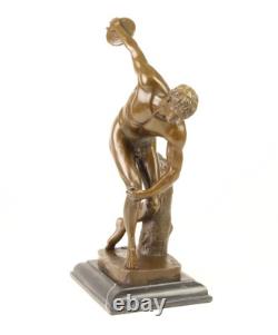 Sculpture de Discoboles de myron en bronze sur un marbre noir d'après Myron