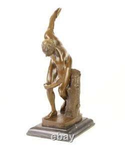 Sculpture de Discoboles de myron en bronze sur un marbre noir d'après Myron