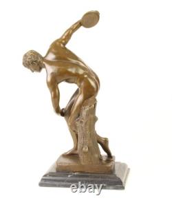 Sculpture de Discoboles de myron en bronze sur un marbre noir d'après Myron
