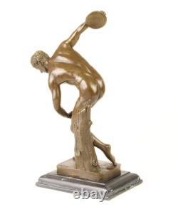 Sculpture de Discoboles de myron en bronze sur un marbre noir d'après Myron