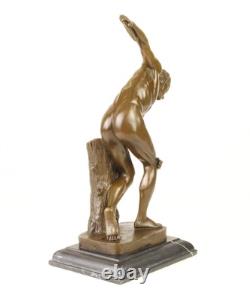 Sculpture de Discoboles de myron en bronze sur un marbre noir d'après Myron