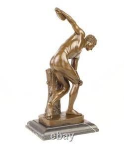Sculpture de Discoboles de myron en bronze sur un marbre noir d'après Myron
