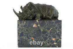 Sculpture de Rhinocéros en bronze sur un socle en marbre noir d'après Milo