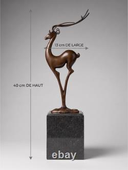 Sculpture de cerf Art Déco en bronze patiné signé Coenrad sur socle effet marbre