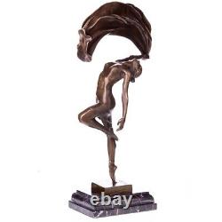 Sculpture de danseuse en bronze avec tissu Sur un marbre noir Signée