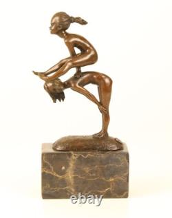 Sculpture de deux Enfants jouant à saute-mouton sur socle en marbre d'après Milo