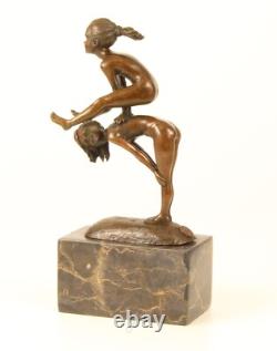 Sculpture de deux Enfants jouant à saute-mouton sur socle en marbre d'après Milo