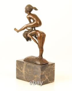 Sculpture de deux Enfants jouant à saute-mouton sur socle en marbre d'après Milo