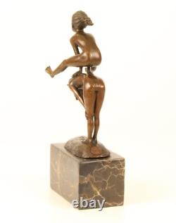 Sculpture de deux Enfants jouant à saute-mouton sur socle en marbre d'après Milo