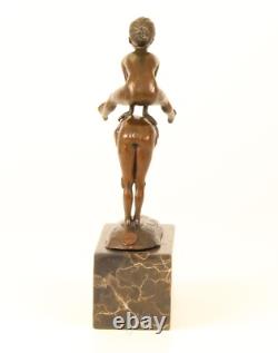 Sculpture de deux Enfants jouant à saute-mouton sur socle en marbre d'après Milo