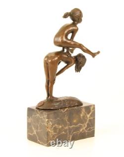 Sculpture de deux Enfants jouant à saute-mouton sur socle en marbre d'après Milo