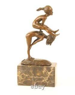 Sculpture de deux Enfants jouant à saute-mouton sur socle en marbre d'après Milo