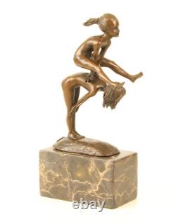 Sculpture de deux Enfants jouant à saute-mouton sur socle en marbre d'après Milo