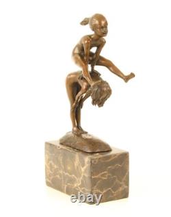 Sculpture de deux Enfants jouant à saute-mouton sur socle en marbre d'après Milo