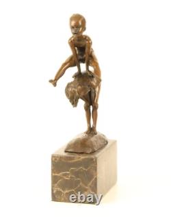 Sculpture de deux Enfants jouant à saute-mouton sur socle en marbre d'après Milo