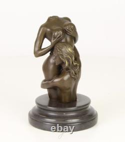 Sculpture de deux femme en bronze sur un socle en marbre noir d'après Nick
