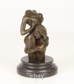 Sculpture de deux femme en bronze sur un socle en marbre noir d'après Nick
