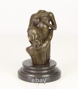 Sculpture de deux femme en bronze sur un socle en marbre noir d'après Nick