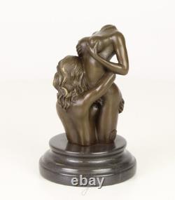 Sculpture de deux femme en bronze sur un socle en marbre noir d'après Nick
