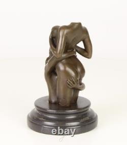 Sculpture de deux femme en bronze sur un socle en marbre noir d'après Nick