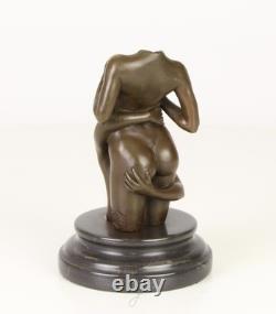 Sculpture de deux femme en bronze sur un socle en marbre noir d'après Nick