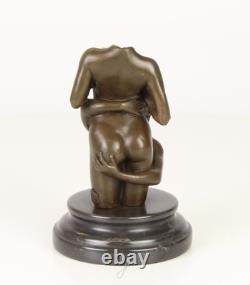 Sculpture de deux femme en bronze sur un socle en marbre noir d'après Nick